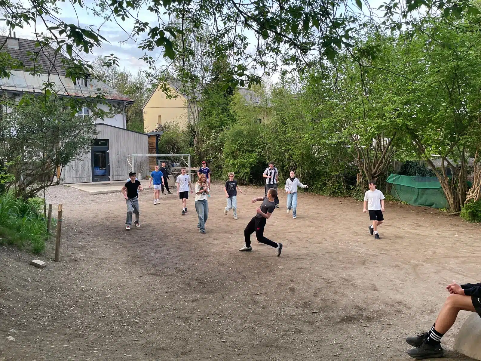 Schüler spielen Fußball im Hof der Waldorfschule Klagenfurt.
